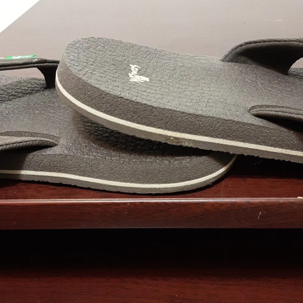 Sanuk good preowned